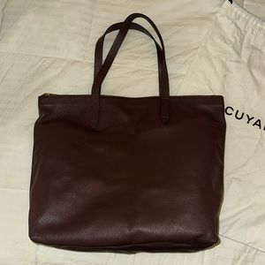 Cuyana - Classic Leather Zipper Tote in Burgundy